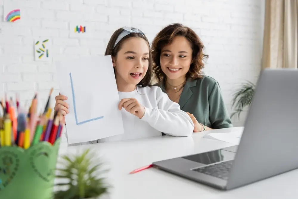 Mutter spricht liebevoll mit ihrer kleinen Tochter und fördert die Sprache im Alltag